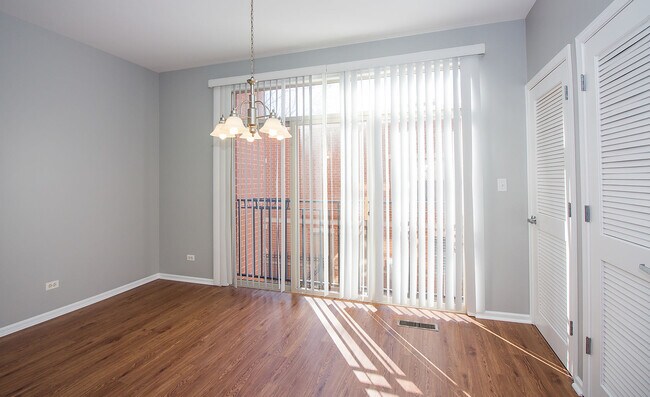 Building Photo - 719 W Evergreen Ave