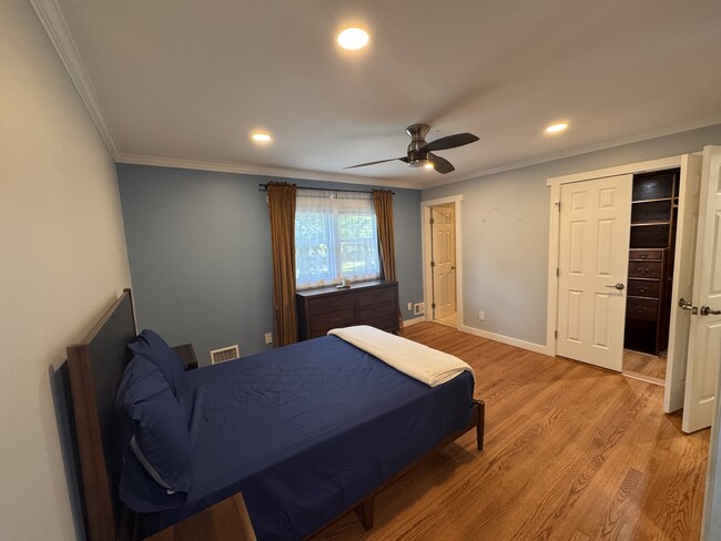 Building Photo - 6569 Braddock Rd