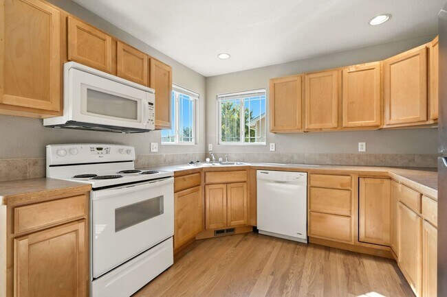 Foto del edificio - 7081 McClellan Rd