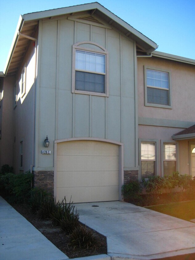 Foto del edificio - Luxury Townhome for Rent in Greenfield