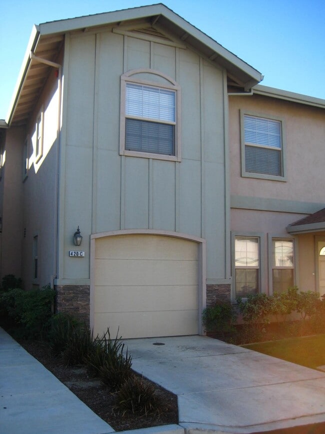 Building Photo - Luxury Townhome for Rent in Greenfield