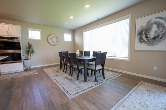 Foto del edificio - Exquisite 5BD/3BTH Maple Hills Home for Le...