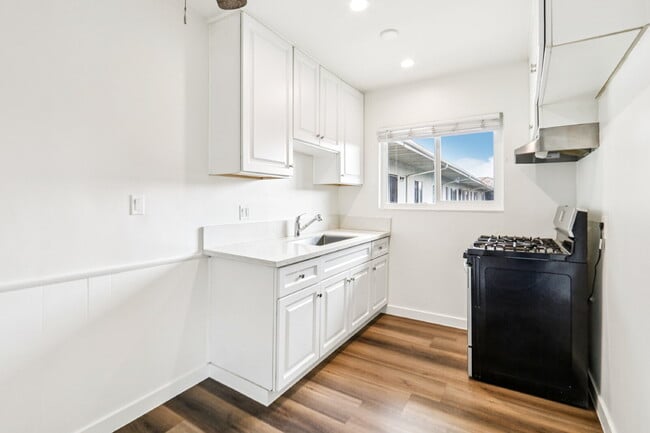 Building Photo - 1 bed 1 bath with pool!