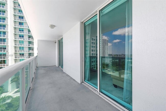 Building Photo - 1800 N Bayshore Dr