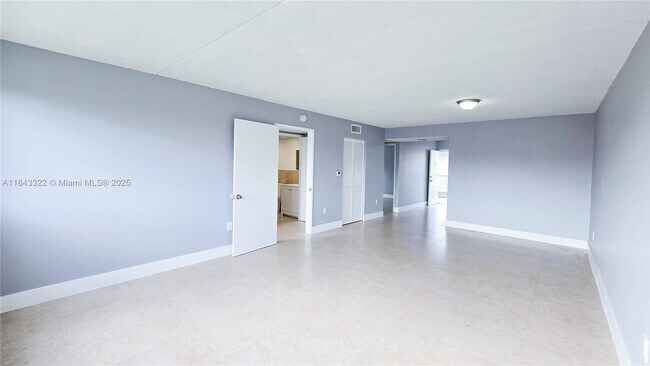 Foto del edificio - 6175 NW 186th St