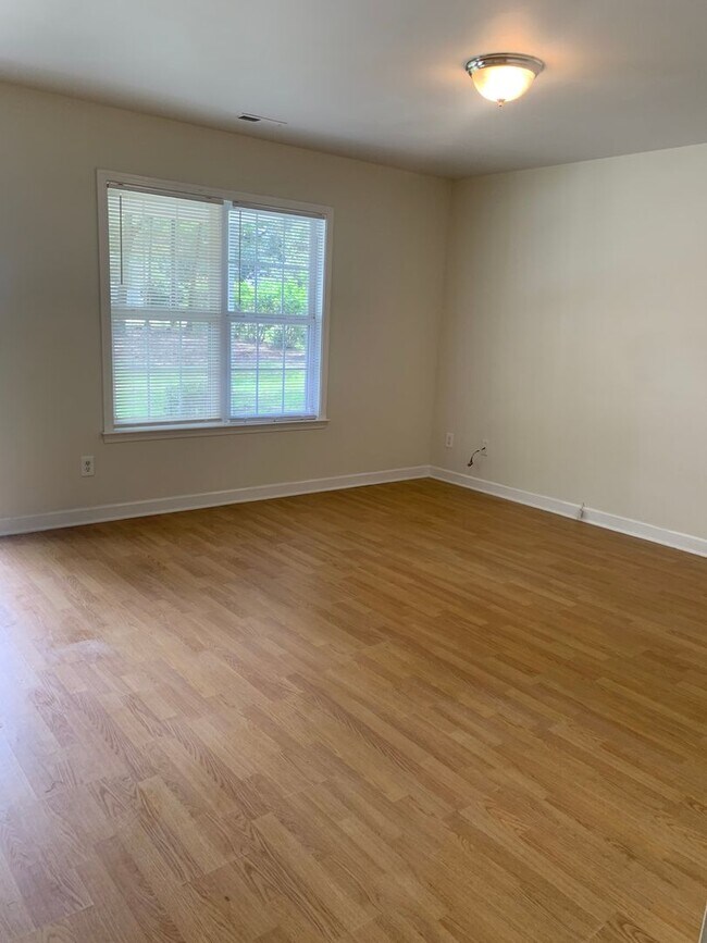 Building Photo - 3 Bedroom 2 Bath House on Wood Dale Drive ...