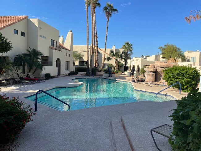 Foto del edificio - FULLY FURNISHED 2 BEDROOM, 2 BATH, 2 CAR GARAGE COMMUNITY POOL