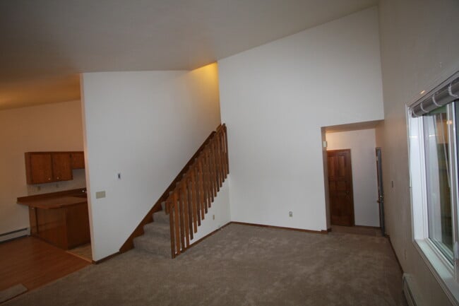 Building Photo - 3 Bedroom Townhome in Eagle River w/ Fence...