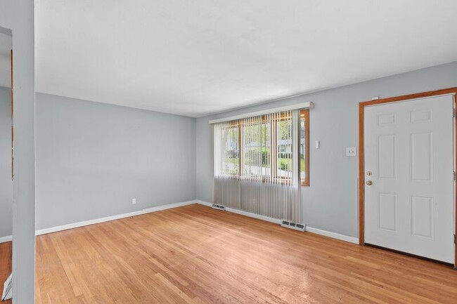 Building Photo - 515 Topaz Ave