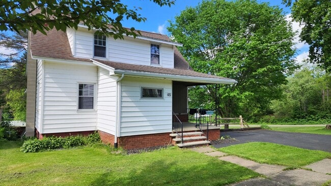 Building Photo - Charming Three Bedroom Cape Cod Home for R...