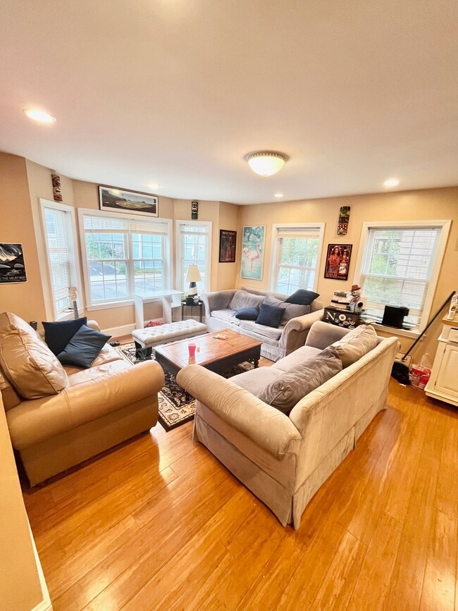 Building Photo - 190 Calumet St