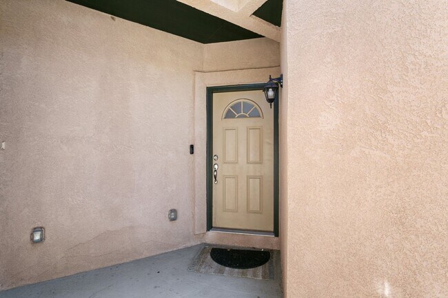 Building Photo - 3 Bed 4 Bath Townhome with a Fully Finishe...