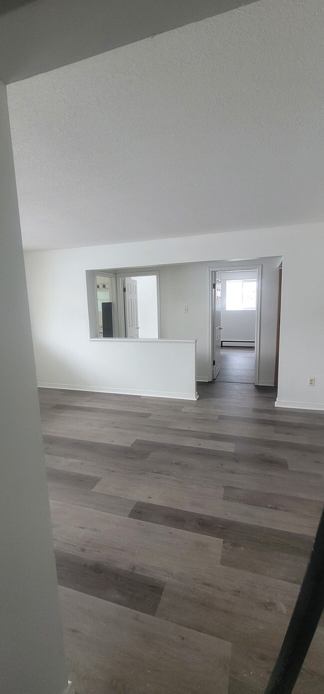 Building Photo - 148 Roxborough Ave