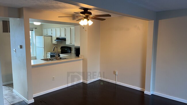 Building Photo - 2 Bedroom/1.5 Bath w/Garage & New Carpet i...