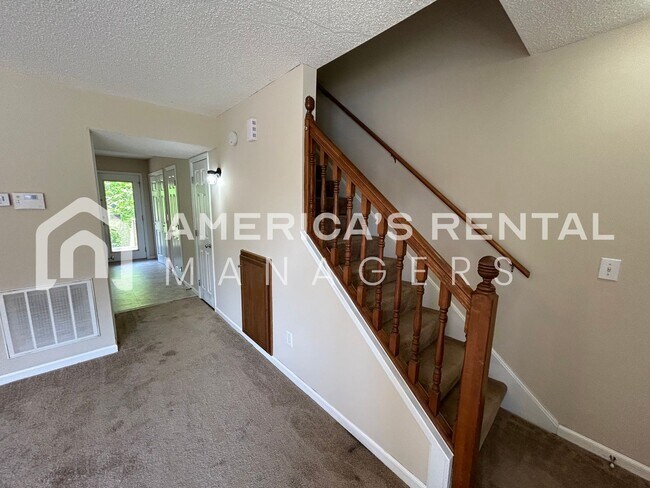 Foto del edificio - 5136 Falling Creek Ln