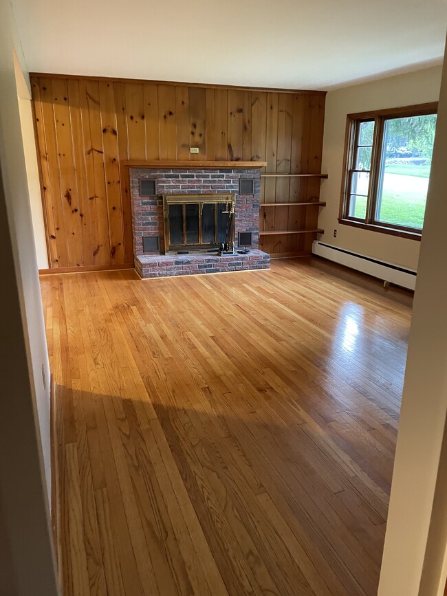 Building Photo - 694 White Oak Ln
