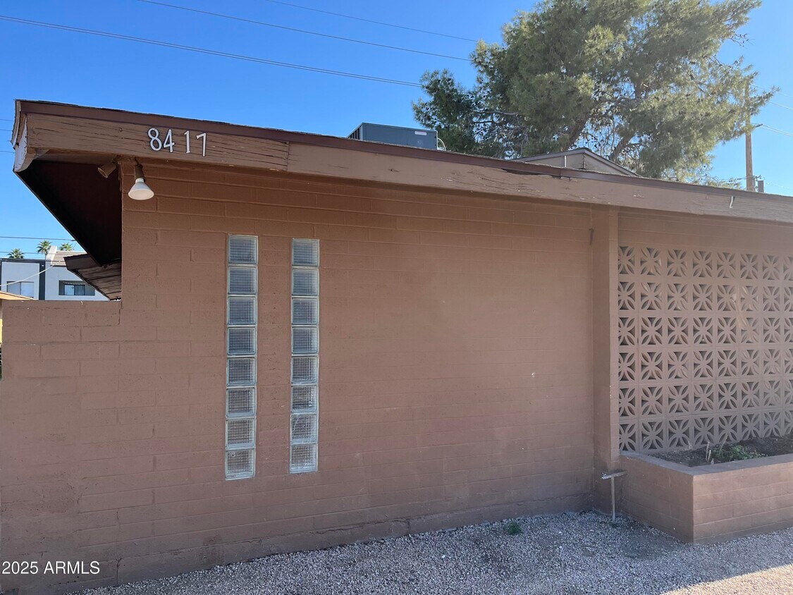 Primary Photo - 8417 E Coronado Rd