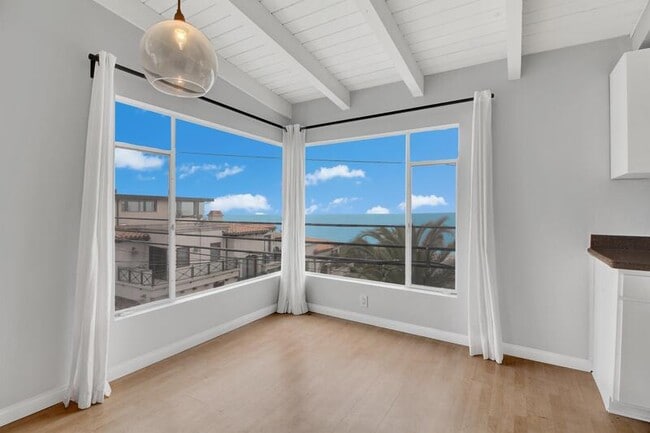 Building Photo - 315 27th St