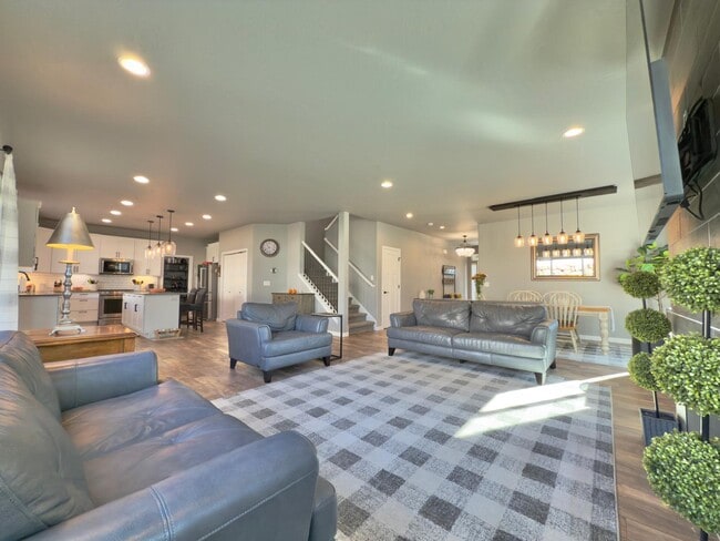 Building Photo - 1816 S Ridgetop Dr