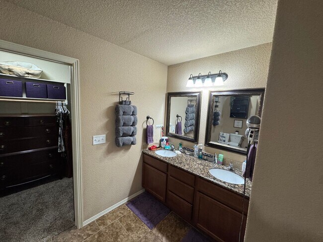 Foto del edificio - 1008 Kensington Dr