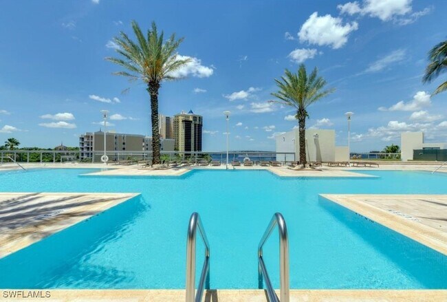 Foto del edificio - 3000 Oasis Grand Blvd
