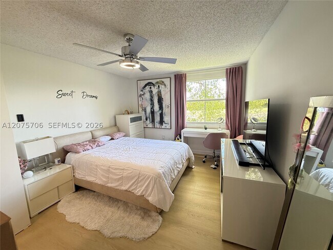 Foto del edificio - 4974 NW 97th Pl