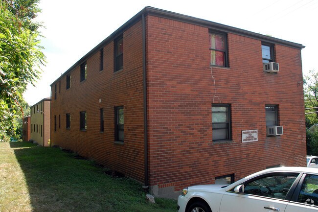 Foto del edificio - Churchill/Melvin Court Apartments