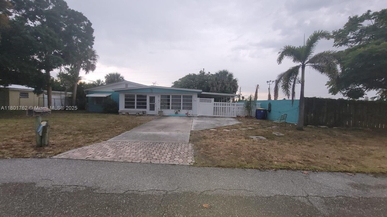 Primary Photo - 1624 NE Orion St