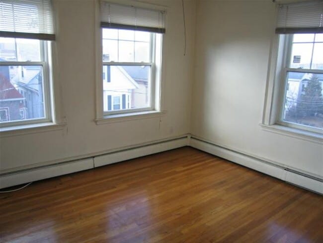 Building Photo - 32 College Ave