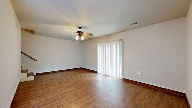 Building Photo - 1915 Pine Tree Dr