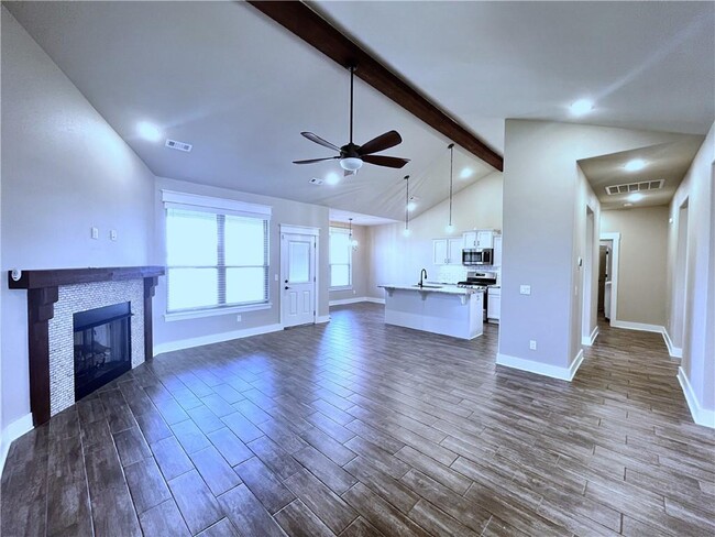 Building Photo - 557 Rossi St