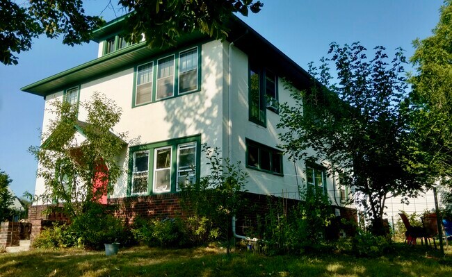 Cute Yard for Hanging Out - 3601 21st Ave S