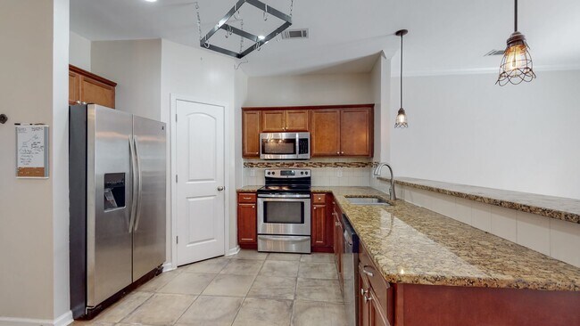 Foto del edificio - Townhome living in Richmond Hill's Creekside Subdivision - Community Pool and Playground
