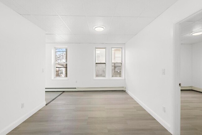 Building Photo - 1089 Summit Ave