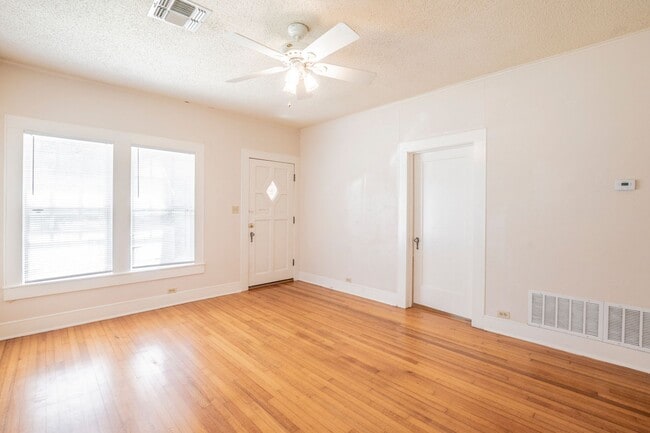 Building Photo - 2 Bed 1 Bath with Hardwood Floors and Natu...