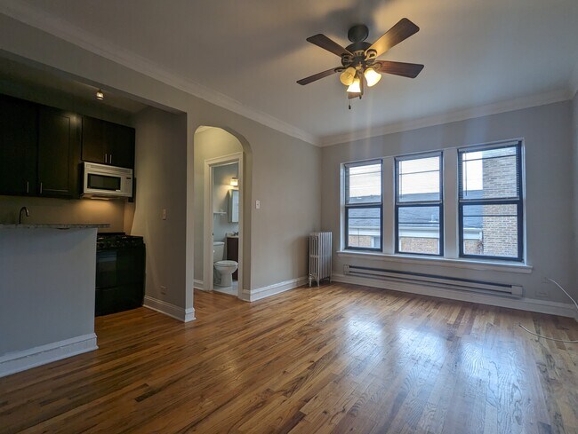 Building Photo - 4610 N Paulina St