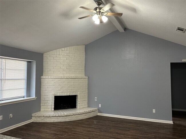 Foto del edificio - 15770 Chimney Rock Rd