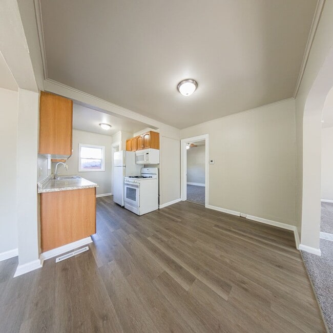 Building Photo - 3 Bedroom 1 Bathroom with Bonus Room
