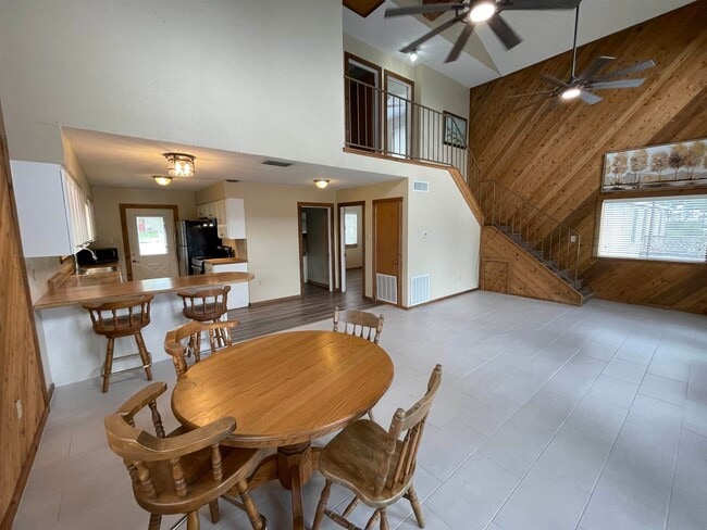 Building Photo - 405 W Lakeshore Dr