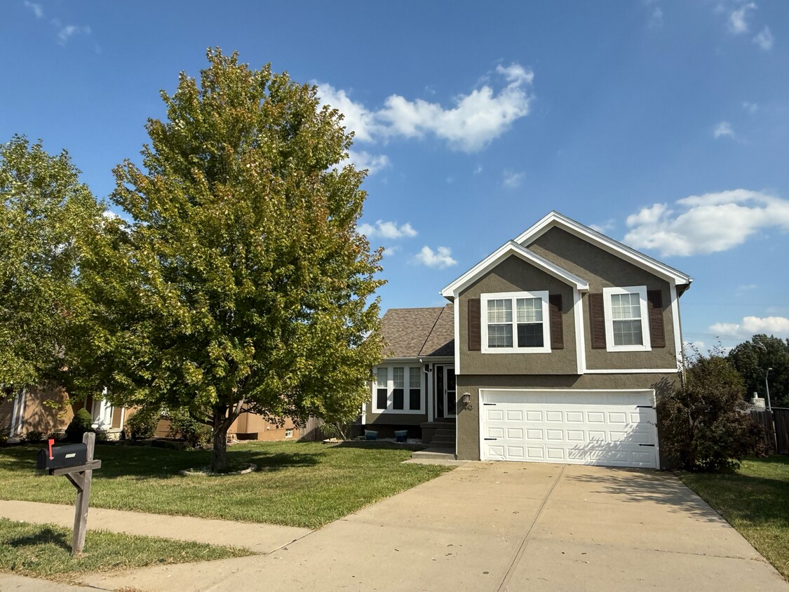 Foto principal - 4 Bed / 3 Bath Home in North Brook – Updat...