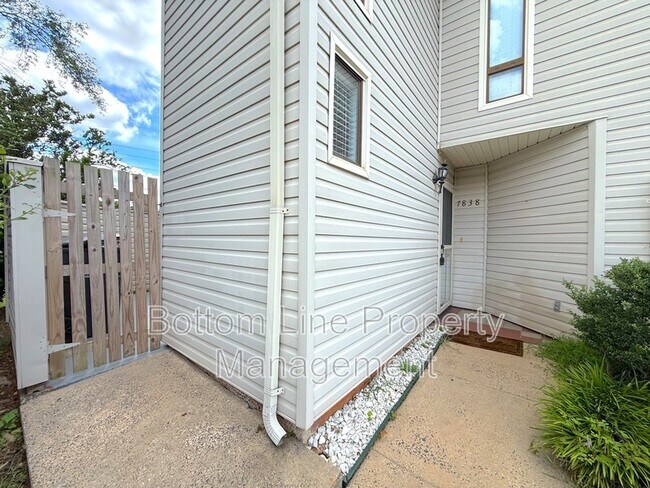 Foto del edificio - 7838 Hummingbird Ln