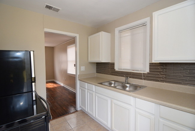 Foto del edificio - Renovated 2 Bedroom Duplex - Section 8 OK