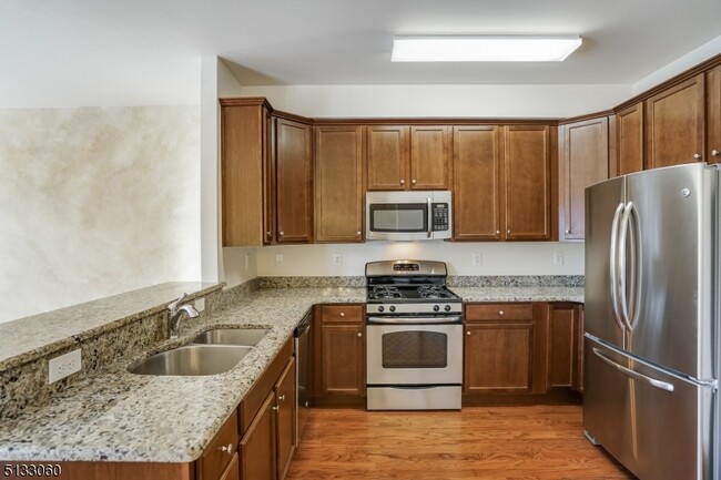 Building Photo - 508 Waterview Ct