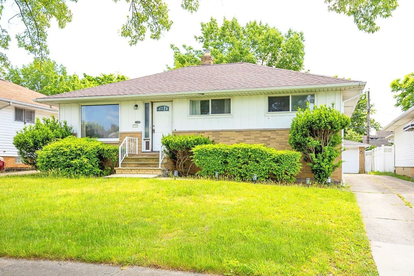 15900 Rowena Ave Maple Heights, OH 44137 – photo 2