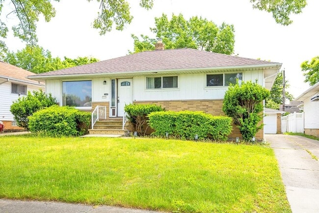 Foto del edificio - FULLY FURNISHED ACED 3 BED 1.5 BATH SINGLE FAMILY HOME IN BEAUTIFUL MAPLE HEIGHTS!