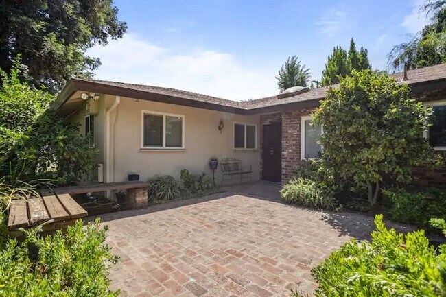 Foto del edificio - Available Now!