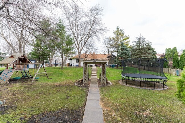 Building Photo - 250 Pheasant Ln