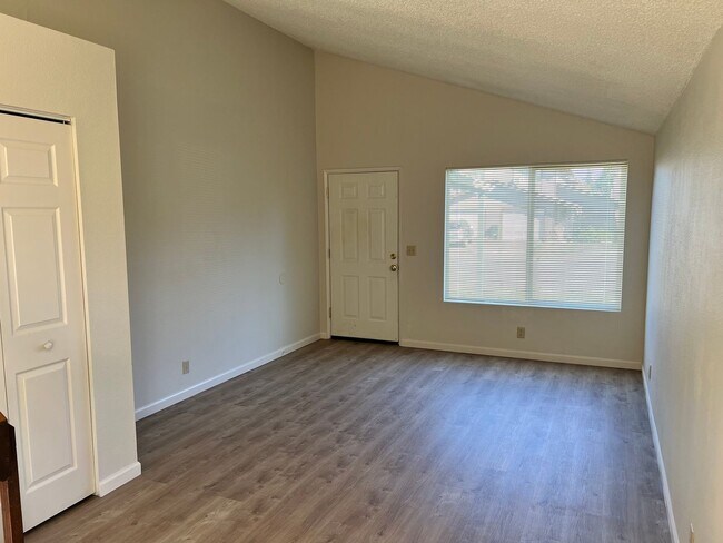 Building Photo - Updated 2 bedroom 1.5 bathroom duplex