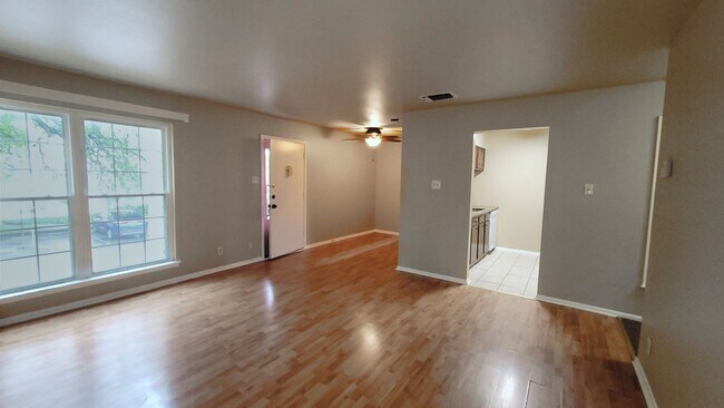 Building Photo - 8702 Village Dr