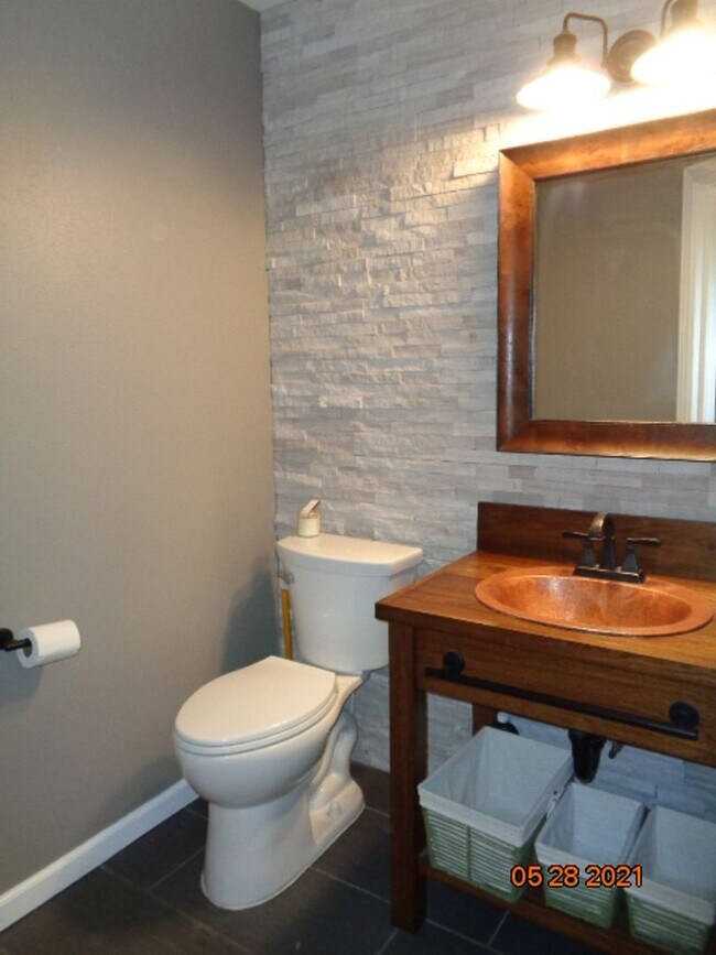 Building Photo - 2 BR/2 1/2 BA Townhouse in Gated Littleton...